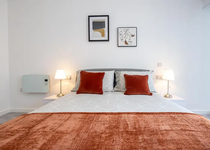 Pet Friendly 2Br Near Station By Asquare Letting